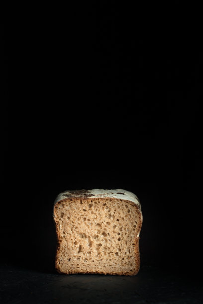 黑色背景上的面包。图片下载