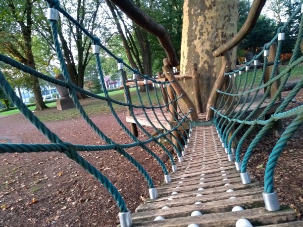 关闭免费的公共公园操场绳索攀登设备图片下载