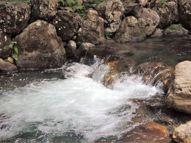 山区河流图片下载
