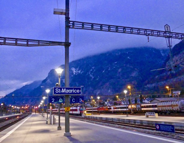 瑞士圣莫里斯火车站的登机区图片下载