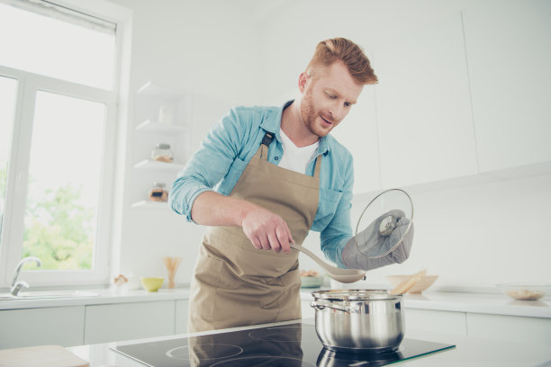 简介侧视图低角度俯视图照片的男人在蓝色休闲图片下载