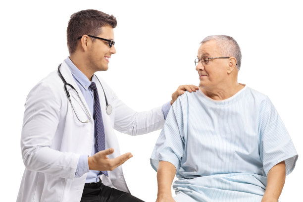 一个年轻的医生在和一个年老的病人谈话图片下载