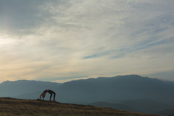 山中女孩的剪影，蟹的姿势图片下载