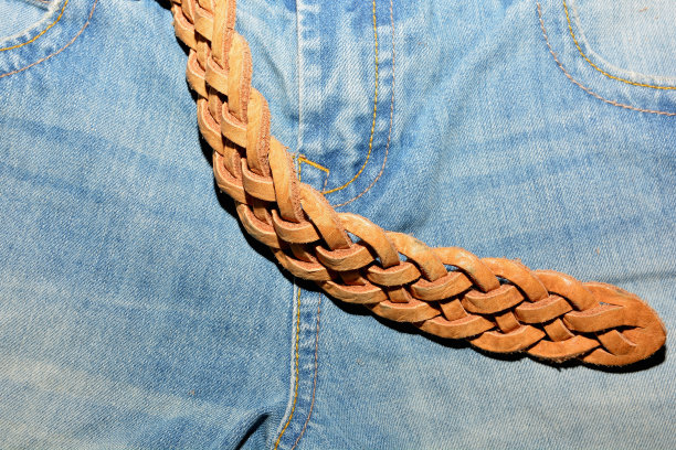 纹理牛仔面料与皮革编织带图片下载