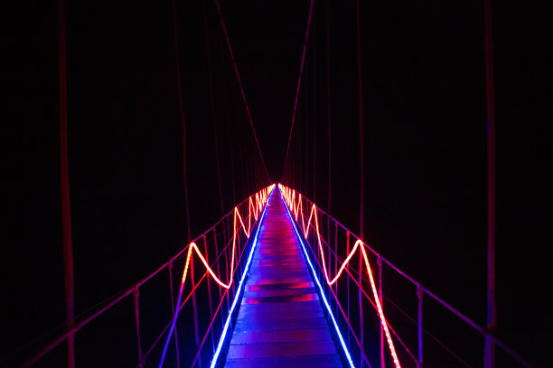 背景摘要的一座桥走向未知的黑暗图片下载