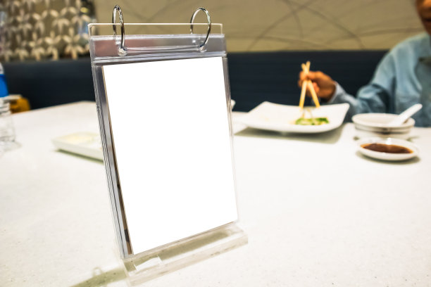 日式餐厅餐桌上空无一物的菜单框，人声背景图片下载
