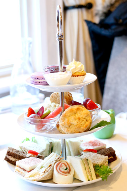 下午茶三层摊位的甜点，新鲜水果，糕点和三明治图片下载