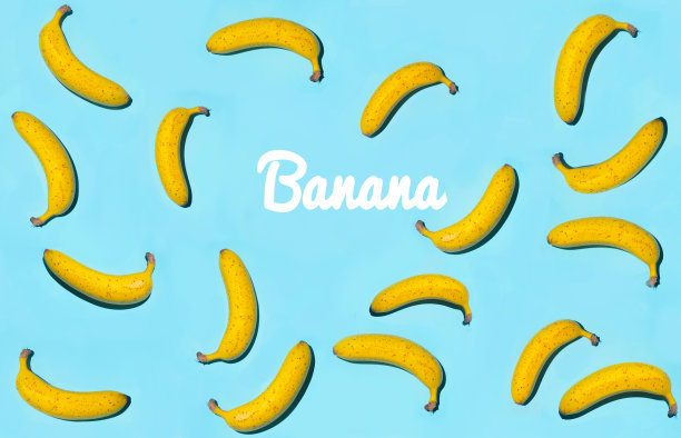 蓝色表面的成熟香蕉的创意背景。前视图。图片下载