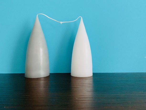 蓝色背景上的星形蜡烛和圆锥体图片下载