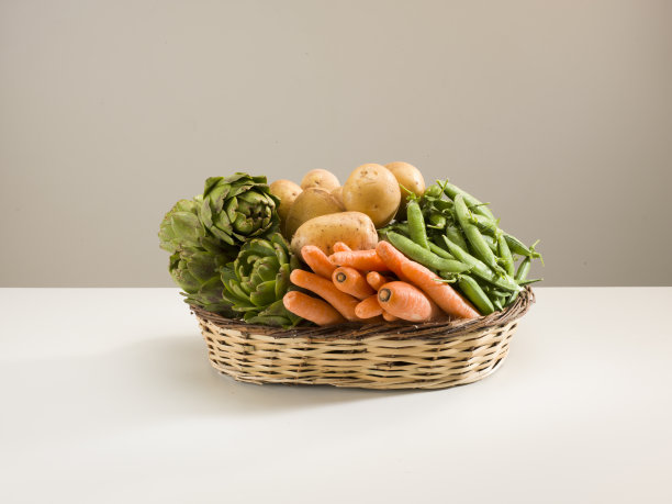 有机新鲜蔬菜柳条篮图片下载