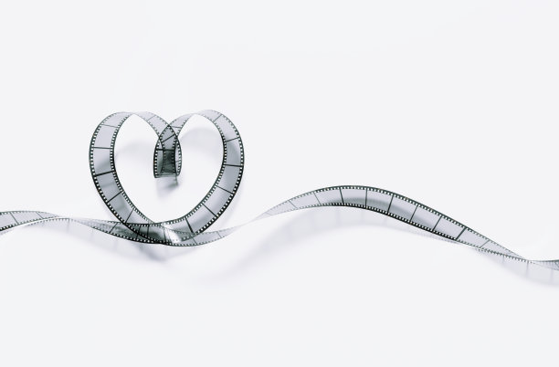 心形胶卷在白色的背景图片下载