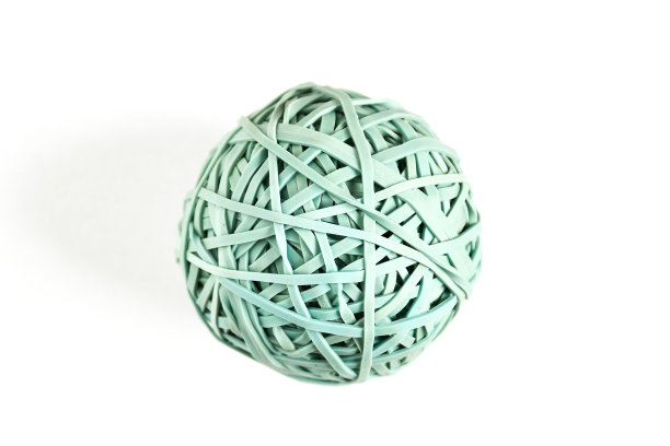 近距离蓝色皮筋球在白色孤立的背景图片下载