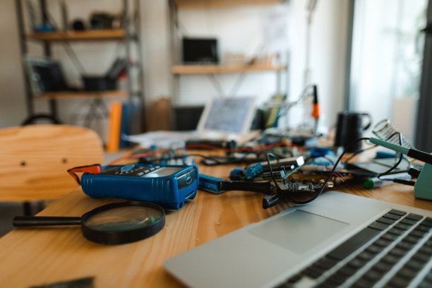 桌上乱糟糟的图片下载