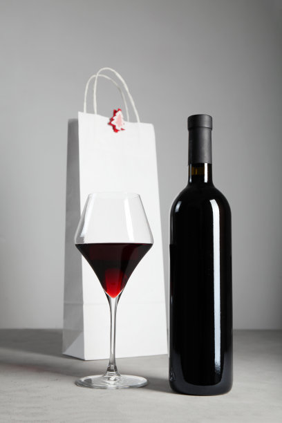 为圣诞节装饰一瓶红酒图片下载