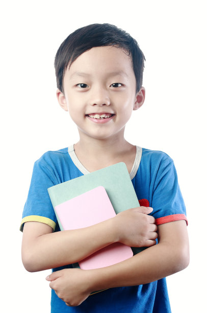 一个背着书包的亚洲小男孩，背景是白色图片下载
