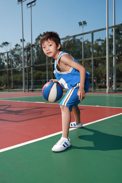 可爱的小男孩在打篮球图片下载