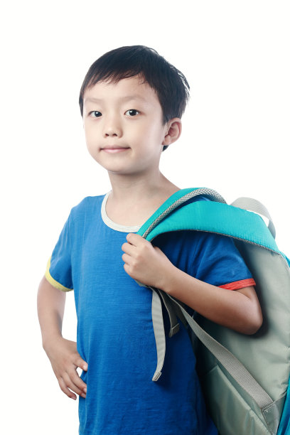 一个背着书包的亚洲小男孩，背景是白色图片下载