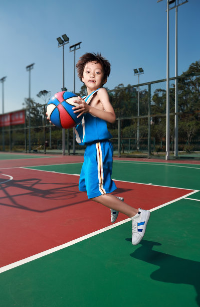 可爱的小男孩在打篮球图片下载