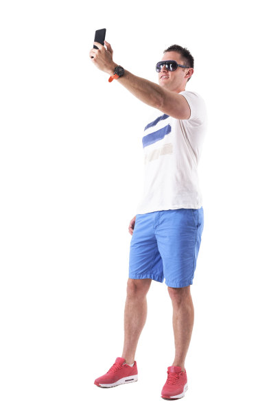快乐微笑的男子游客在夏装拍摄高角度自拍照片图片下载