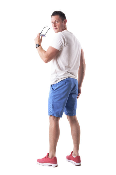 自信的时尚模特，穿着夏装，拿着太阳镜，看着镜头图片下载