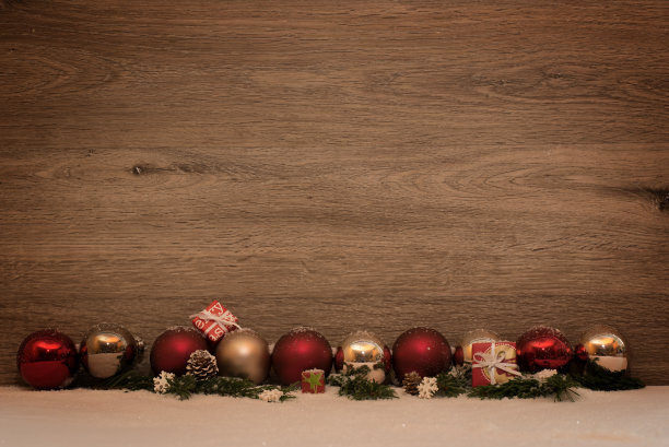 烛光与圣诞球和冷杉在雪与木制背景图片下载