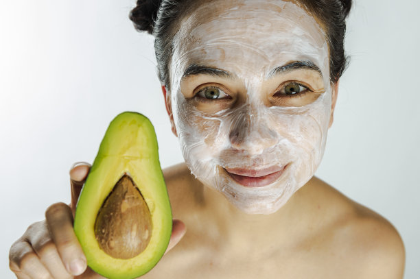 女人拿着鳄梨图片下载