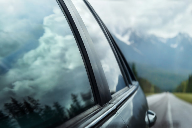 山在行车车窗中体现为高速公路行车的一种象征积极的生活方式意象图片下载