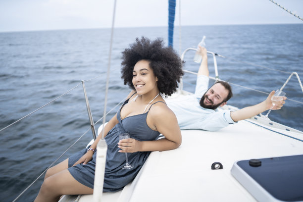 一对情侣在游艇上享受浪漫之旅图片下载