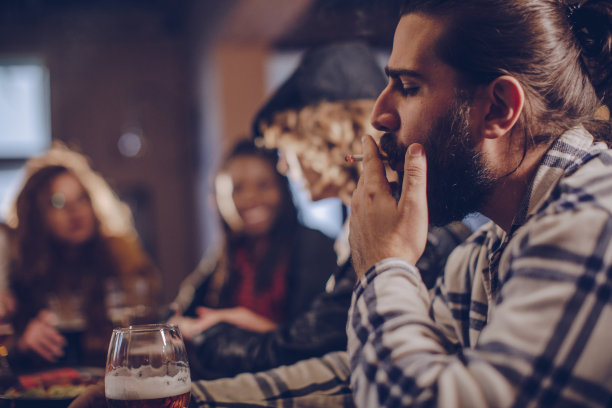 在酒吧的朋友图片下载