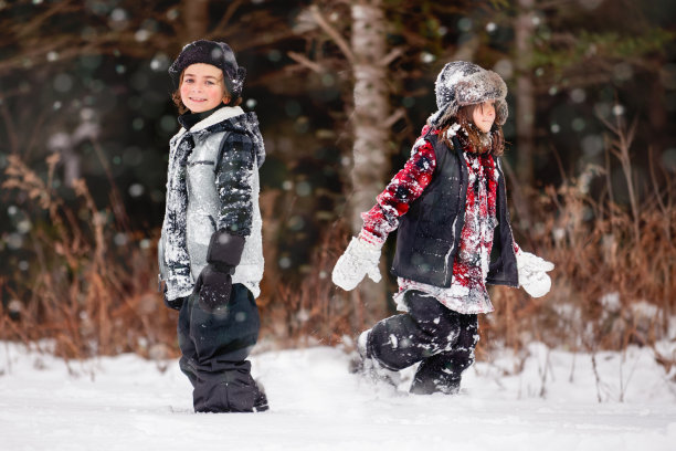 与多代同堂的家庭一起购买圣诞树图片下载
