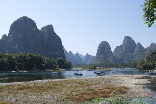 俯瞰漓江和喀斯特山脉图片下载