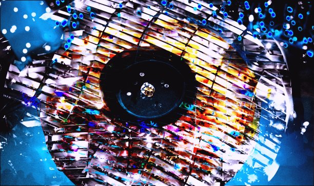 神奇的发光的圆。节日灯。编辑照片的效果。图片下载