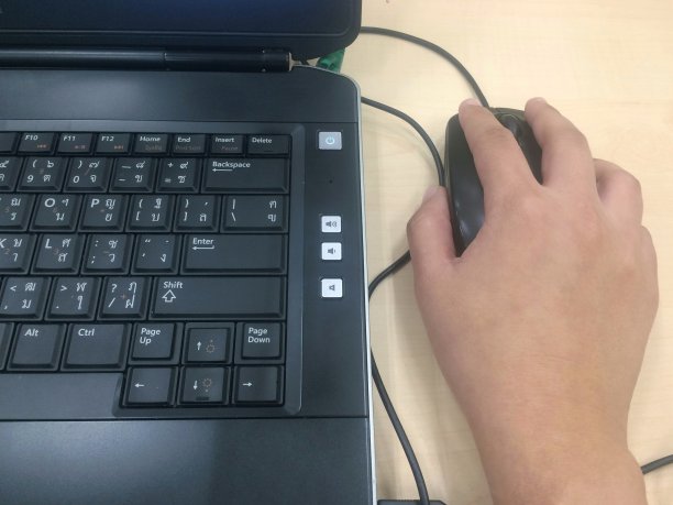 没有鼠标的工作笔记本电脑图片下载