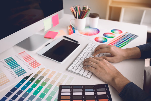 自由创意设计师在现代家庭办公室的办公桌上工作。图片下载