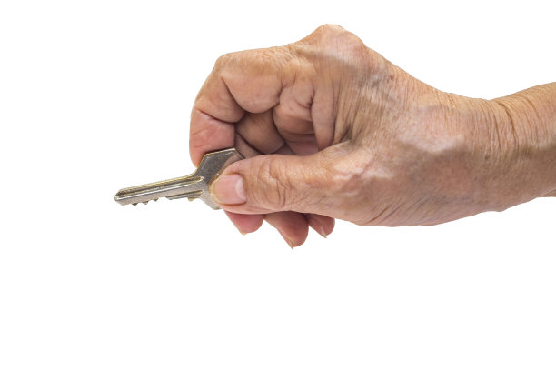 老妇人右手握着钥匙孤立在白色背景上图片下载