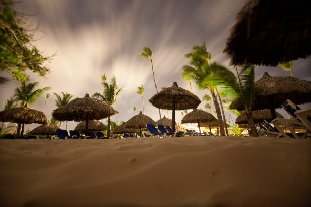 晚上的海滩度假胜地图片下载