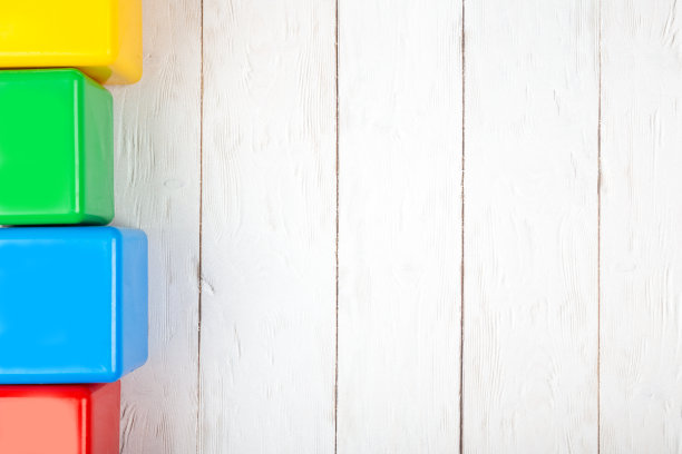 平躺在木制背景上。儿童塑料方块。模型与复制空间图片下载