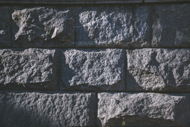 有阴影的巨大隆起的石头图片下载