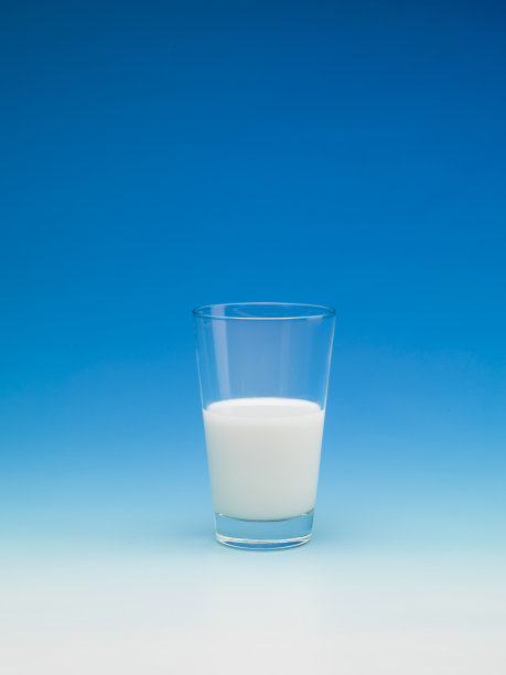 蓝白背景的牛奶图片下载