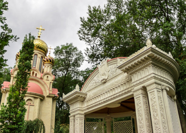 东方风格的凉亭和俄国教堂图片下载