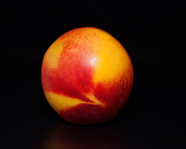 黑色背景上的油桃图片下载