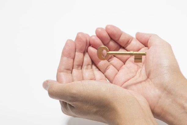 两只手支持成功的钥匙图片下载