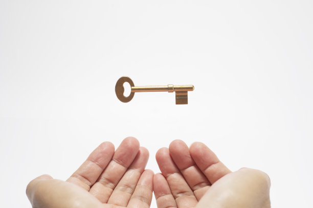 两只手支持成功的钥匙图片下载