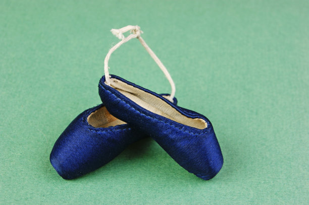 绿色背景上的芭蕾舞鞋尖头礼物图片下载