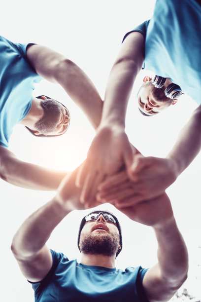 低角度的运动队庆祝胜利图片下载