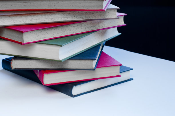 堆叠彩色的书黑白两色图片下载