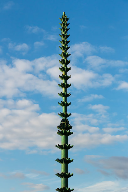 圣诞树的安装框架对着蓝天图片下载