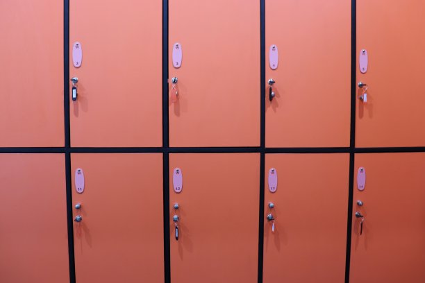 更衣室里的橙色储物柜图片下载