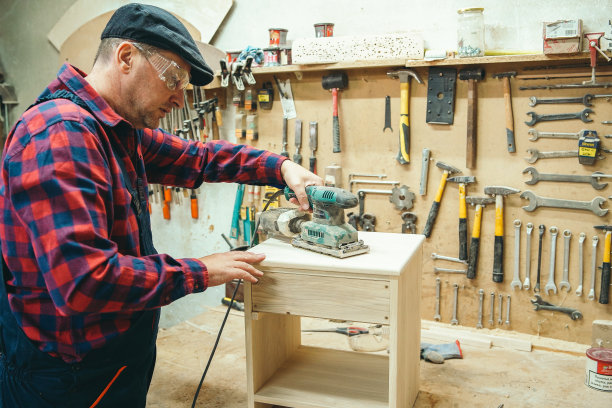 木匠修复旧家具图片下载