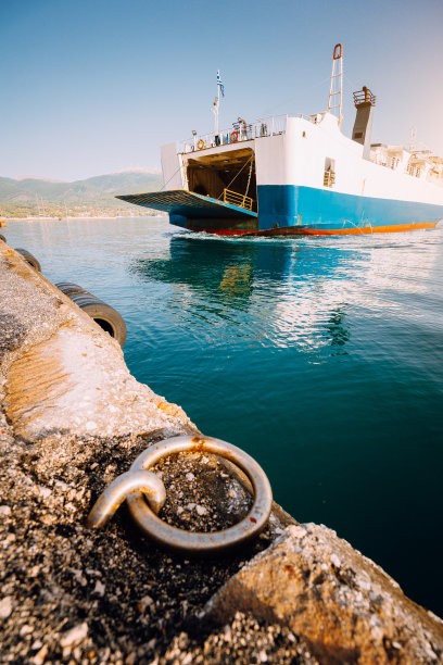 载着乘客和汽车的大渡船到达美丽的希腊岛屿。暑假图片下载